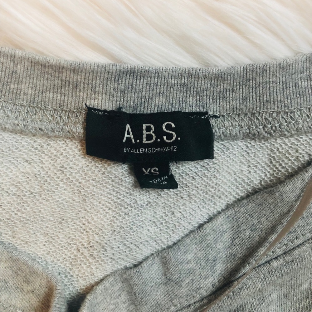 A initialed sweatshirt - Picture 5 of 8